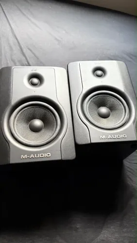 Par de Monitores de Áudio M-Audio BX5 D2 - 70W RMS cada (Aceito cartão com taxas)