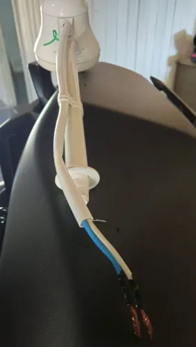 VENDO CHUVEIRO ELÉTRICO NO PONTO DE INSTALAR. ACOMPANHA 2 FIOS 10MM DE 8 METROS