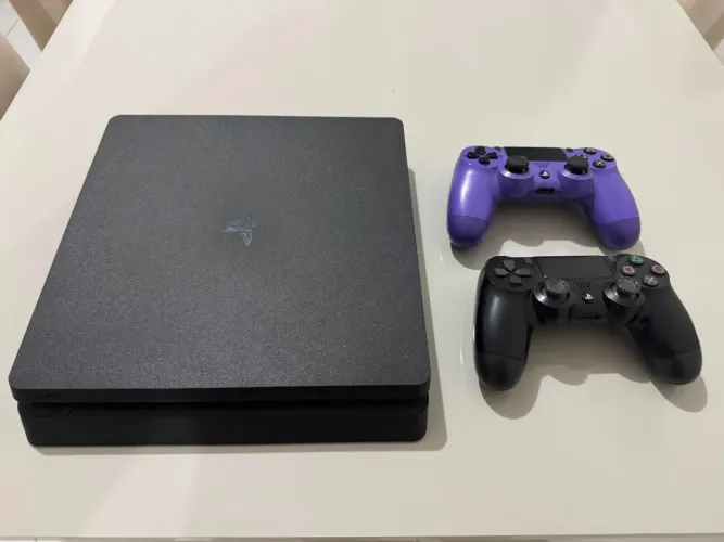 PlayStation 4 Slim 1TB + 2 Controles (Manetes) - Perfeito Estado
