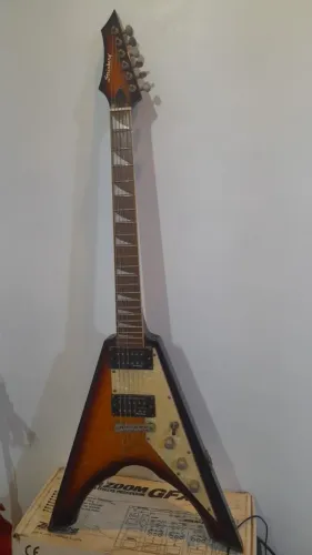 GUITARRA STRINBERG FLYING V S450HH + METEORO 210-S