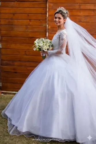 Vendo Vestido de Noiva Impecável (Tamanho 36) + Véu de 3m + Saiote com Armação