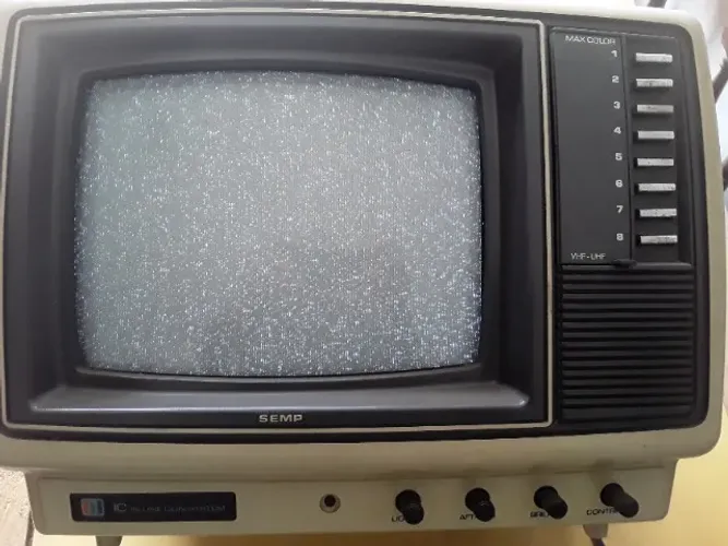 TV Semp Toshiba 10 polegadas de tubo (anos 80) funcionando.