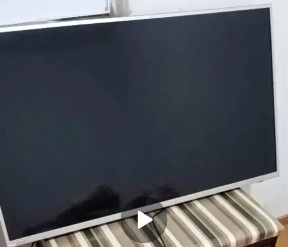 Vendo uma TV de 42 polegadas controle original Philco 