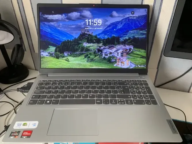 Notebook Lenovo IdeaPad 1 15AMN7 | Ryzen 5 7520U | 8GB LPDDR5 | SSD 256GB | Win 11 Pro