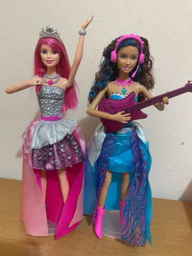 Barbies cantoras courtney e Érika de rock In royals