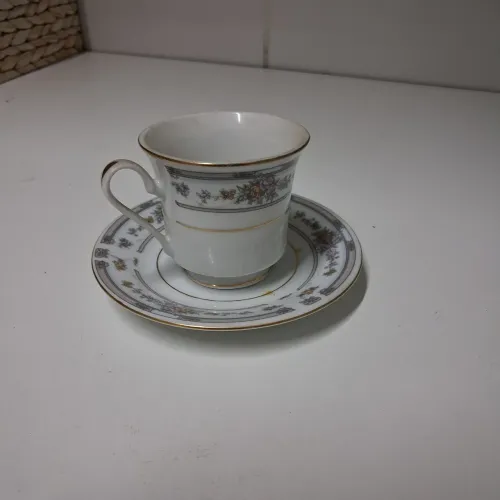 Xicaras e pires para cafe