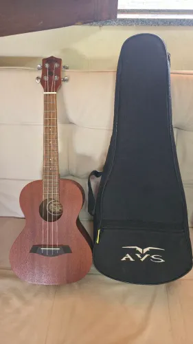 UKULELE TAGIMA 27K TENOR COM CAPA ALCOCHOADA E CAPTAÇÃO COM AFINADOR 
