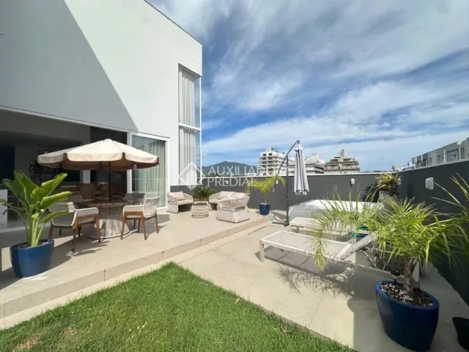 Casa em Condomínio com 5 quartos e 278m² à venda em Campeche, Florianópolis.