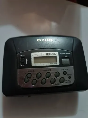 rádio portátil antigo da marca Aiwa