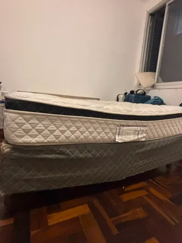 Vendo cama box com colchão pequeno defeito