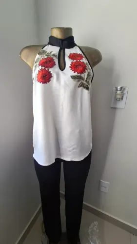 Blusa frente com bordado vermelho tamanho G