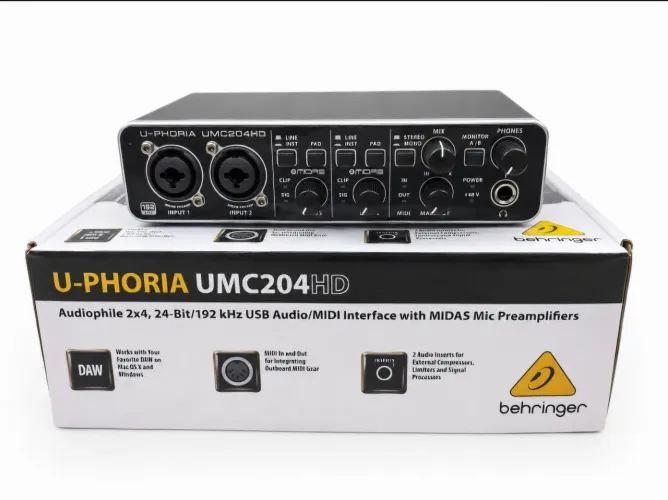 Interface de Áudio Behringer U-Phoria UMC204HD USB 24-bit/192 kHz com Caixa