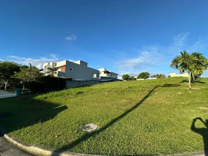 Lote a venda 580 m2 de esquina, aclive no Alphaville Litoral Norte 1