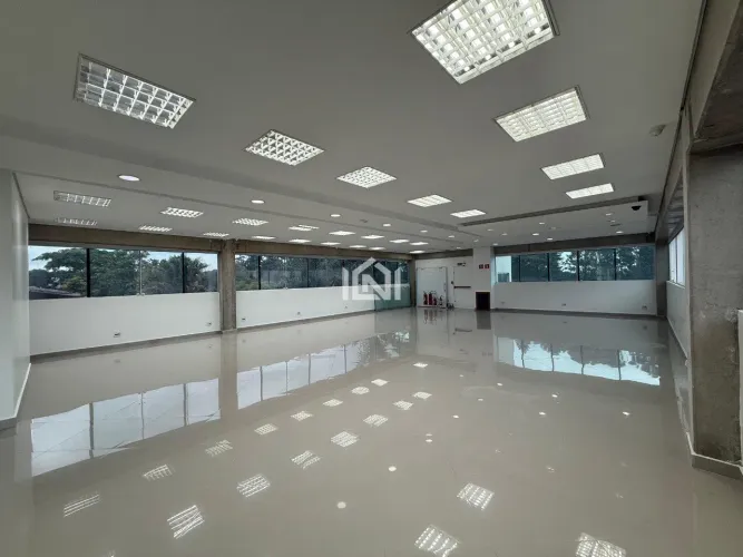 Sala comercial para locação na Granja Viana.