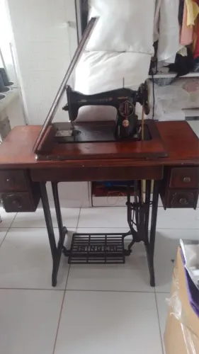 Máquina de costura singer antiga 