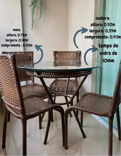 mesa redonda de vidro com quatro cadeiras