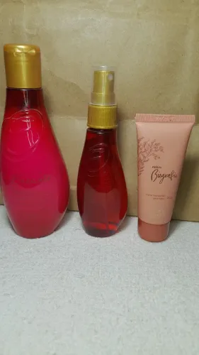 Kit loção para corpo encanto irresistível+bodysplash +Creme para mãos biografia
