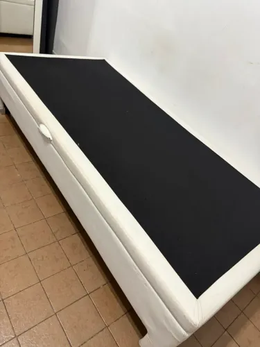 Cama Box Baú Solteiro, Blindado. Pés de Madeira (Corino, Branco)