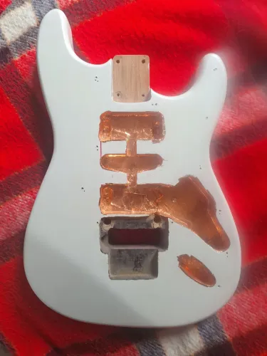 Corpo guitarra Stratocaster peça única de freijo. 