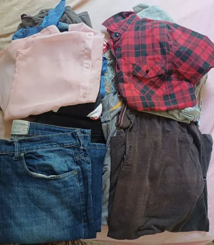 Sacola de Roupas Sortidas p/ Brechó (10 Peças + 2 Bonés)
