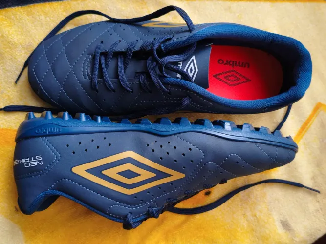 Chuteira Umbro Society Neo Striker Masculina