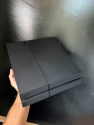Ps4 com um controle e dois jogos perfeito estado