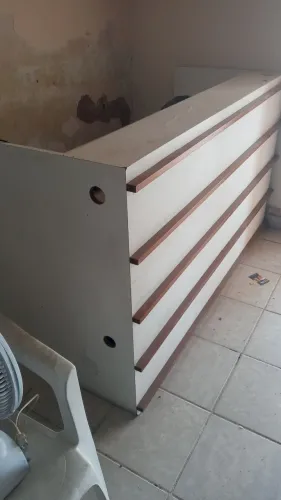 Balcão caixa e vitrine de loja