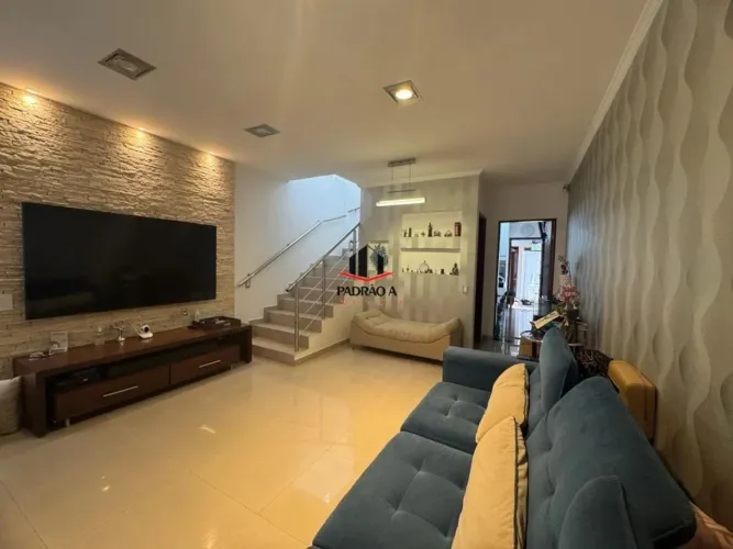Casa Térrea em Vila para Venda com 3 dormitórios sendo 1 suíte, 2 vagas, 140 m², mobiliada