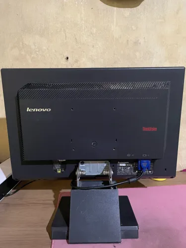 VENDO MONITOR LENOVO 19pol