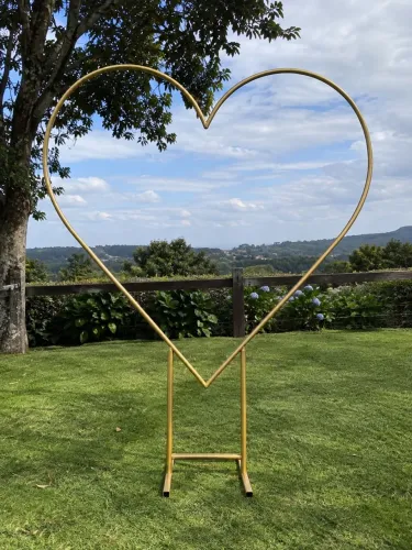 Arco em Formato de Coração Dourado para Decoração 