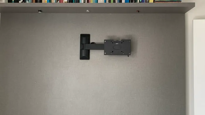 Escritório em casa com mesa, livreiro e 2 gavetas