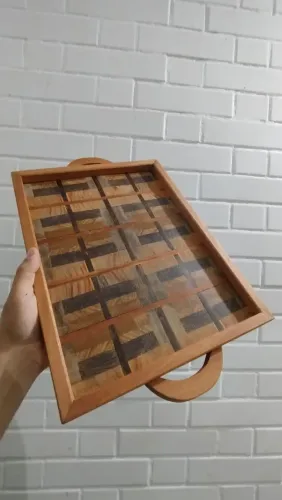 Bandeja marchetada com madeiras variadas, 37,5 x 28,5cm