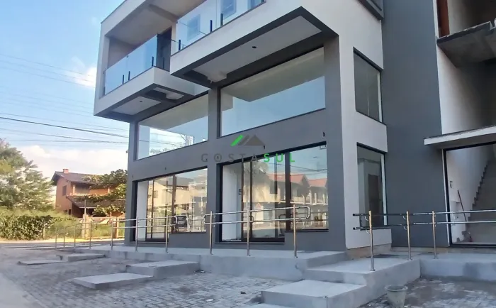 Sala Comercial com 32 M² para locação anual no centro de Garopaba/SC