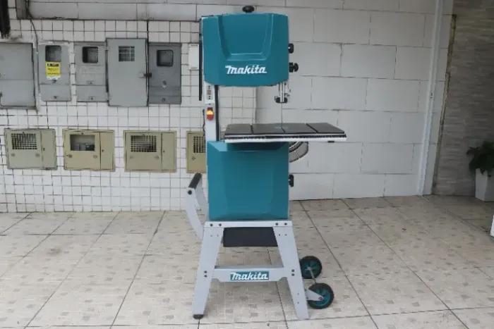 Serra Fita Makita 900W 220V - Excelente Estado