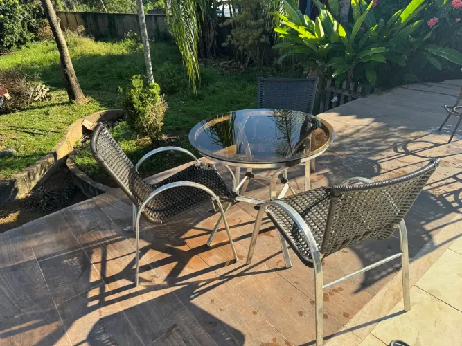 Mesa com jogo de cadeiras