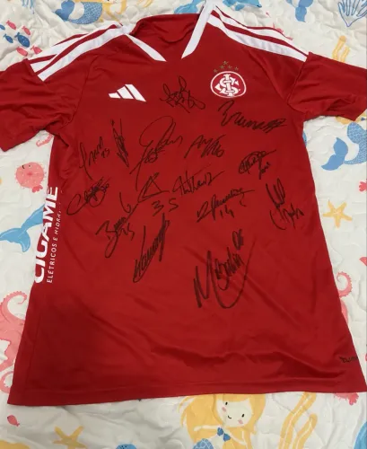 Camisa oficial Adidas Internacional 2026 autografada