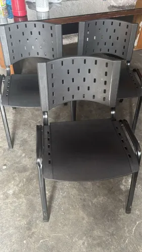 Cadeiras ISO preta empilhável 