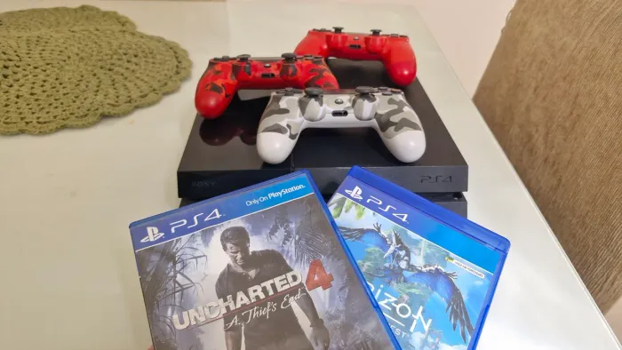 PS4 SEMINOVO COM 3 CONTROLES E 2 JOGOS