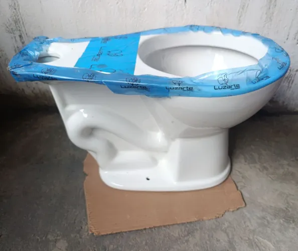 Vaso sanitário branco e caixa acoplada 