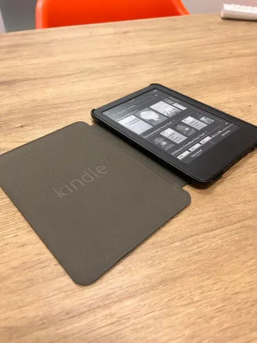Kindle 11ª Geração 16gb Resolução De 300 Ppi Amazon Preto + capinha protetora magnética