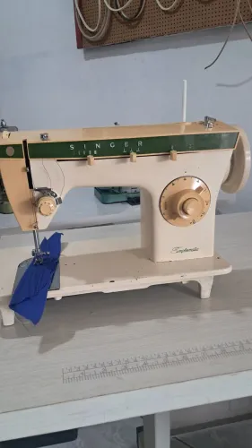 Máquina de costura singer
