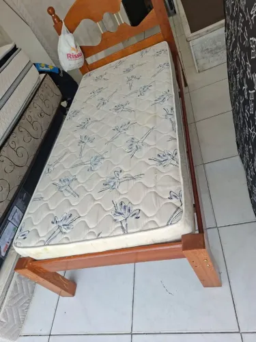 Cama de solteiro de madeira - medida 88x188