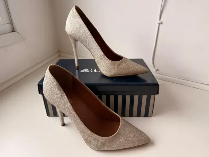 Scarpin Vizzano Glitter, Salto alto bico fino, cor dourado