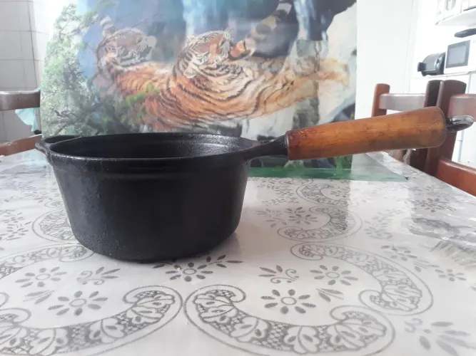 Panela de ferro fundido antiga 