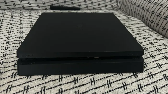 PS4 Slim 1TB + 3 Controles ( um original ) + 3 Jogos Físicos | Completo