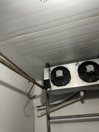 Vende-se uma câmara fria 1 m e 80 por 1 m e 80 refrigera até congela