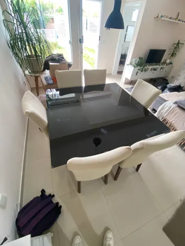 Mesa com tampo de vidro e 6 cadeiras