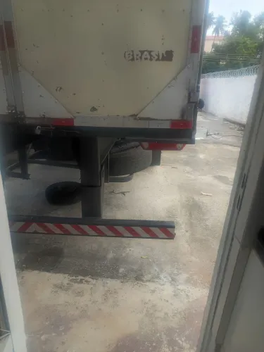 Baú Random 28 pallet posição de 2 pinos com pneus