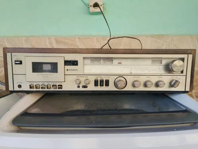 Rádio toca disco sanyo