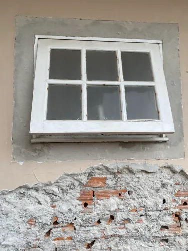 Janelas basculantes de madeira e vidro